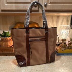 Stylish Brown Shoulder Bag with Leather Trim and Comfortable Handles nwot
